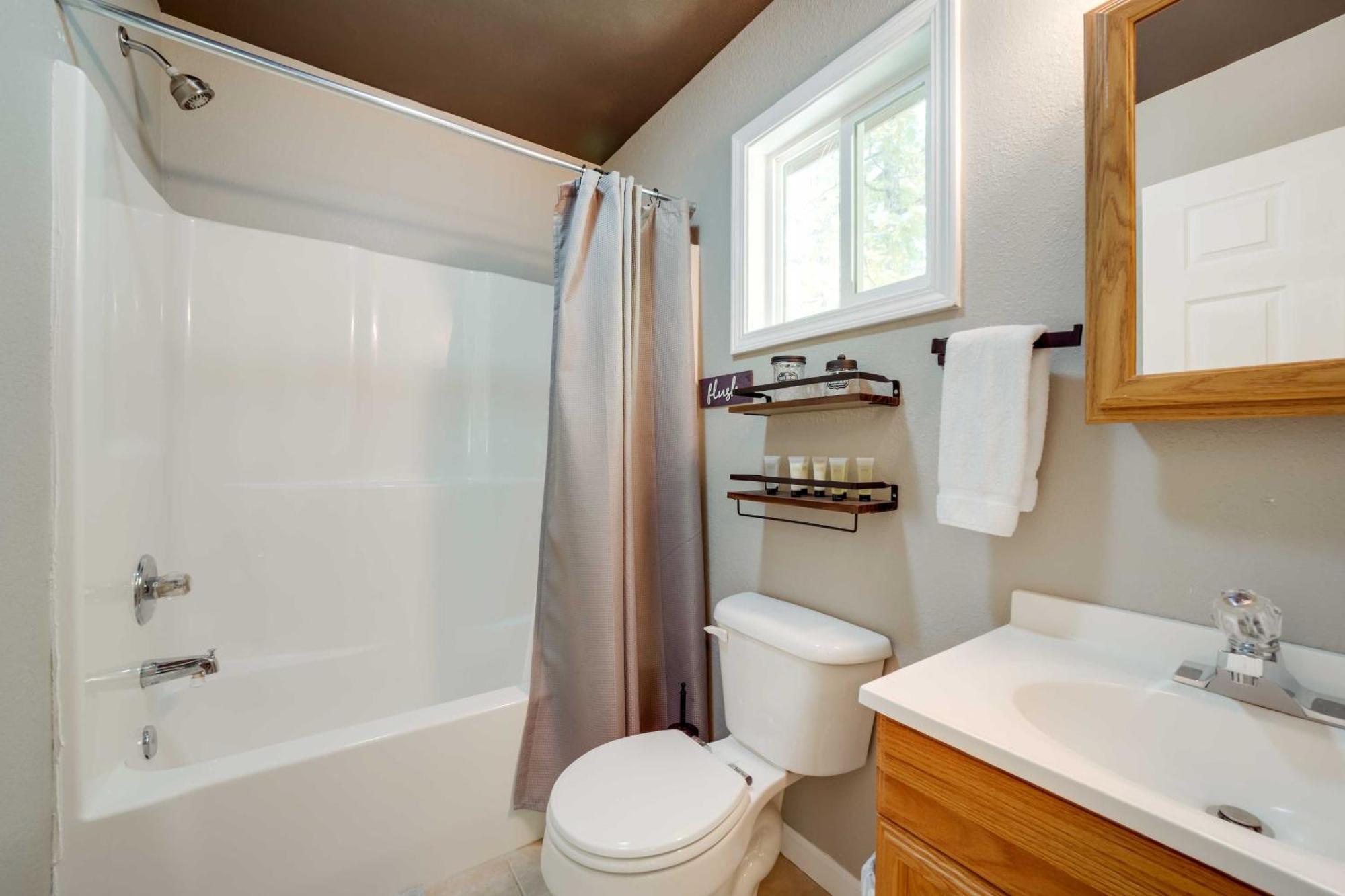 Cozy Whittier Cabin And Yard And Hot Tub, Pets Welcome 외부 사진